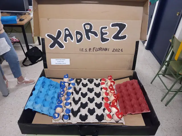 Ajedrez artesanal realizado con huevos