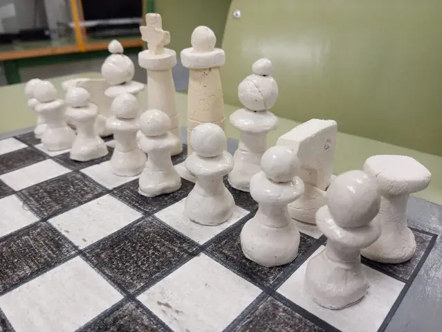 Ajedrez artesanal realizado con pasta de papel