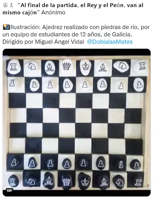 Ajedrez realizado con piedras de río
