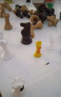 Piezas de ajedrez colombianas hechas con plastilina